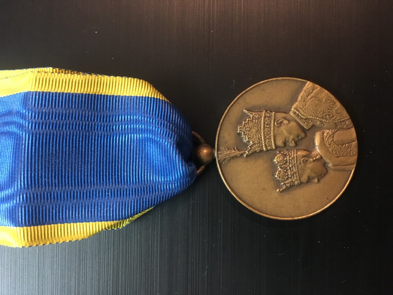 مدال زیبا و ارزشمند یادبود تاجگذاری محمد رضا شاه و فرح پهلوی