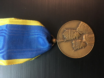 مدال زیبا و ارزشمند یادبود تاجگذاری محمد رضا شاه و فرح پهلوی