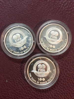 سه عدد سکه نقره خارجی یادبود فوتبالیست های برتر دنیا به مناسبت یکصدمین سال تاسیس فیفا