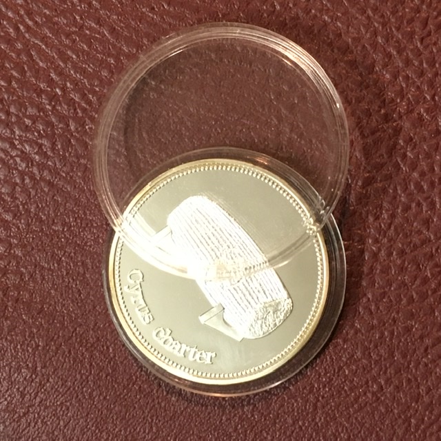 مدال منشور کوروش با ابکاری نقره و کیفیت بانکی همراه با کپسول نگهدارنده
