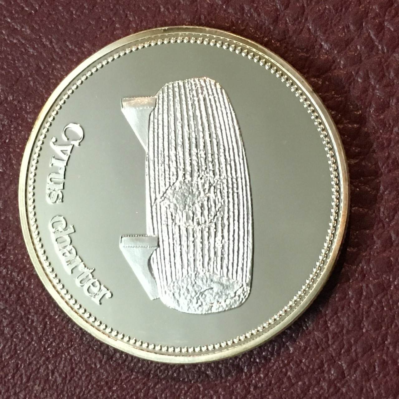 مدال منشور کوروش با ابکاری نقره و کیفیت بانکی همراه با کپسول نگهدارنده
